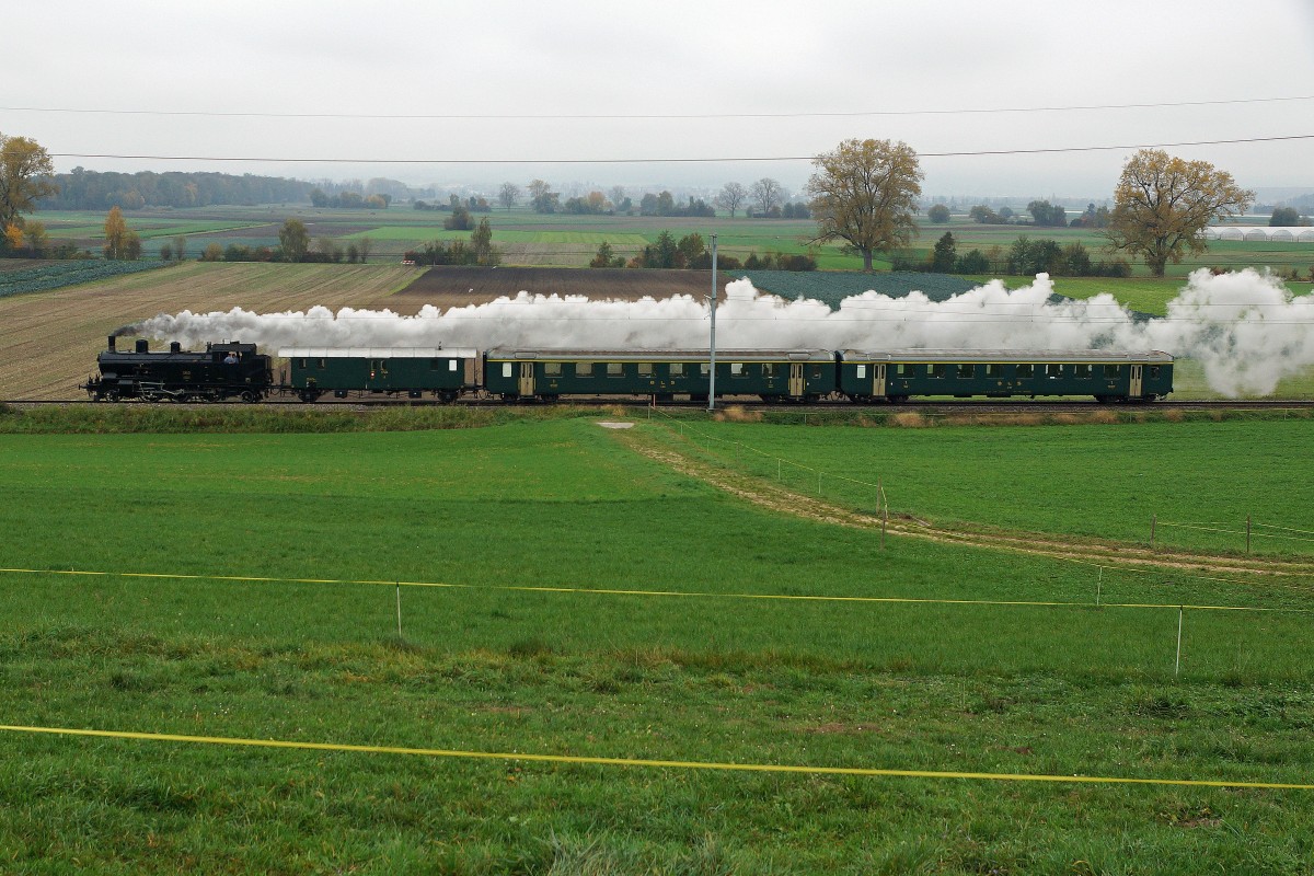 DBB: Der Dampfzug mit der Eb 3/5 5810 /ehemals SBB) auf der Sonderfahrt vom 26. Oktober 2015 in die Romandie bis Palézieux. Mitgeführt wurde der DBB F2 sowie zwei ehemalige BLS-Wagen vom Verein Extrazug. Diese Aufnahme enstand bei Kerzers.
Foto: Walter Ruetsch   