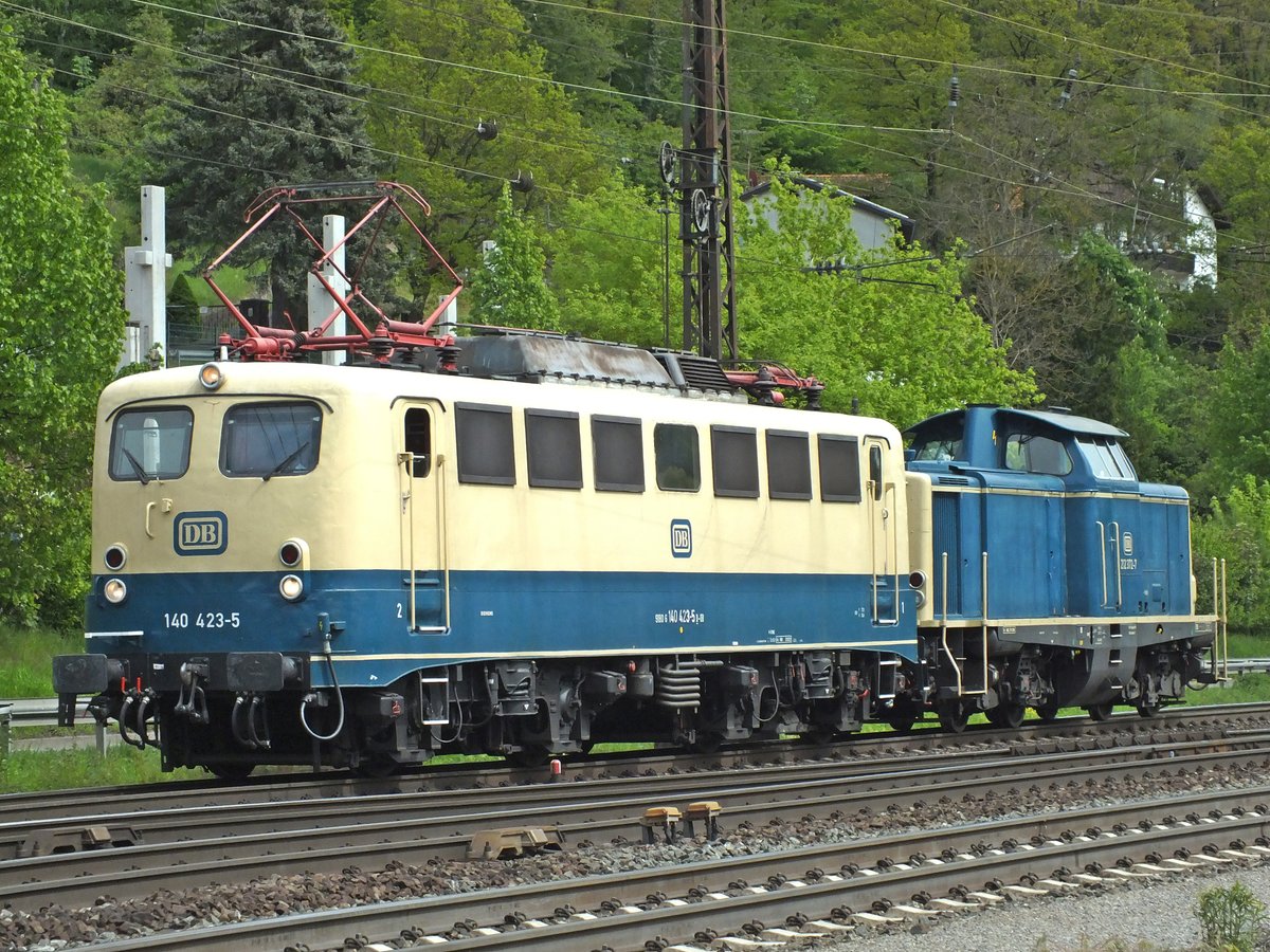 DBM 140 423-5 mit 212 372-7 auf dem Weg nach Koblenz durch Gemünden (Main). 11.05.17