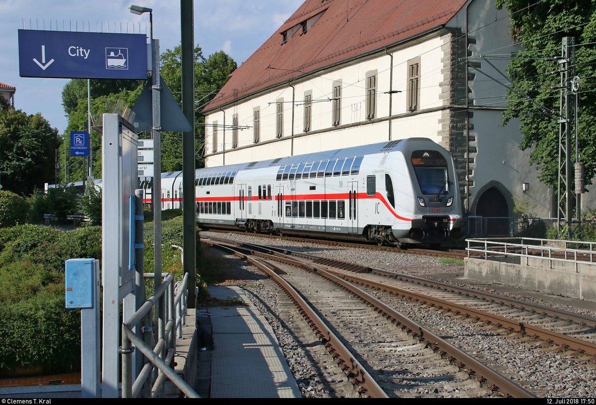 DBpbzfa 668.2 mit Schublok 146 571-5 DB als IC 2389 (Linie 87) bzw. RE 52389 (RE87) von Stuttgart Hbf erreicht seinen Endbahnhof Konstanz auf Gleis 3.
[12.7.2018 | 17:50 Uhr]