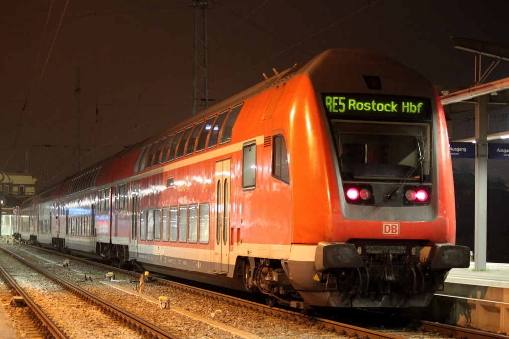 DBpbzfa 776.1 als RE 4369 von Rostock Hbf nach Berlin Hbf(tief)hatte bis zur Abfahrt um 20:34 Uhr noch bisschen Zeit.15.11.2013 