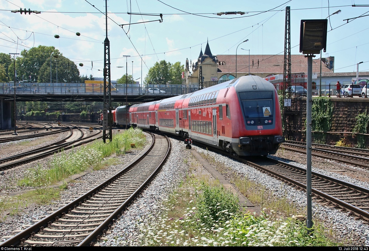 DBpbzfa mit 146 110-2  Baden-Württemberg erfahren  von DB Regio Baden-Württemberg wird von 335 131-9 (Köf III) während einer Rangierfahrt in den Bahnhof Offenburg geschoben.
[13.7.2018 | 12:43 Uhr]