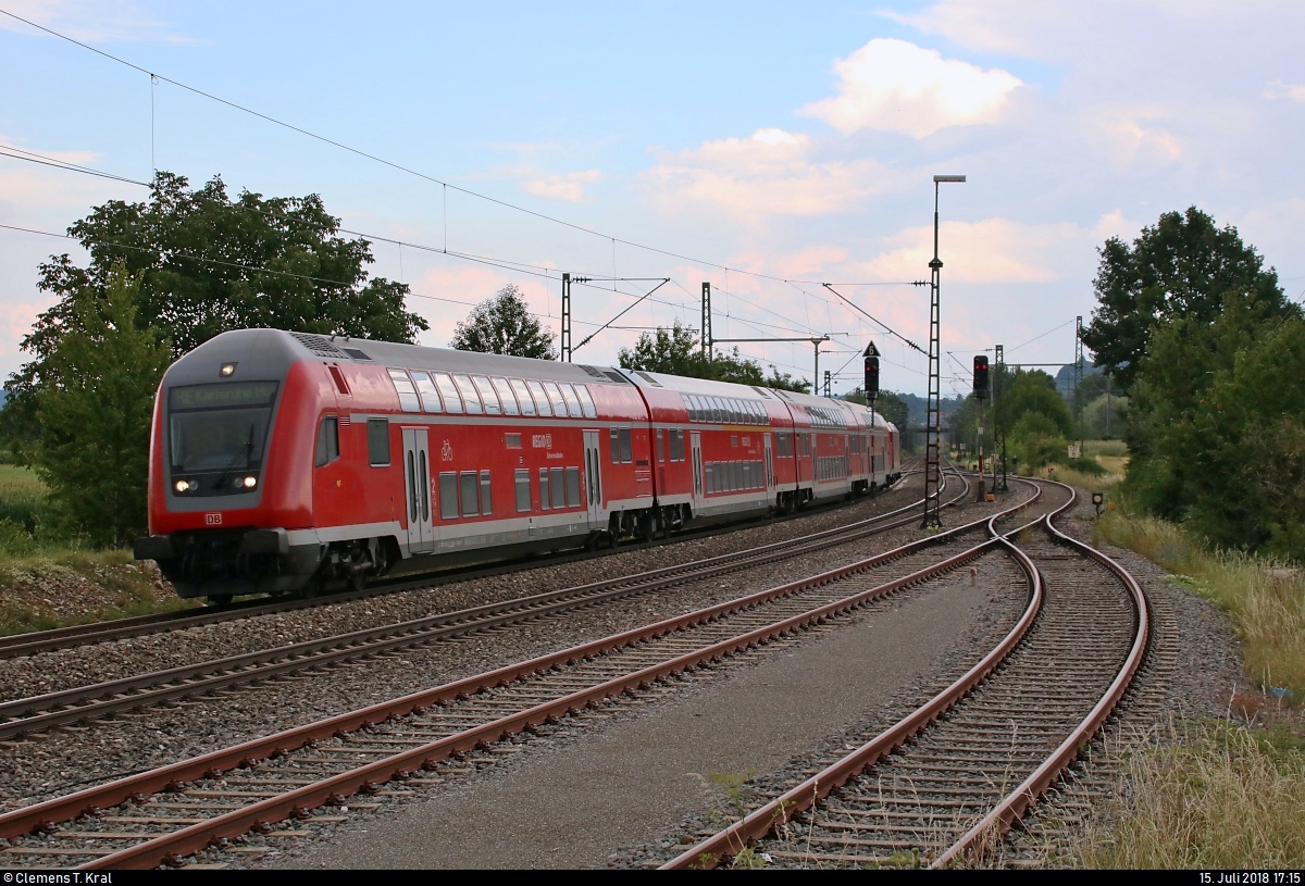 DBpbzfa mit Schublok 146 2?? von DB Regio Baden-Württemberg als RE 4726 von Konstanz nach Karlsruhe Hbf durchfährt den Bahnhof Welschingen-Neuhausen auf der Bahnstrecke Offenburg–Singen (Schwarzwaldbahn (Baden) | KBS 720).
[15.7.2018 | 17:15 Uhr]