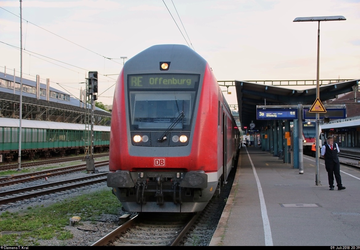 DBpbzfa mit Schublok 146 205 von DB Regio Baden-Württemberg als RE 4736 nach Offenburg steht in seinem Startbahnhof Konstanz auf Gleis 3a.
[9.7.2018 | 20:39 Uhr]