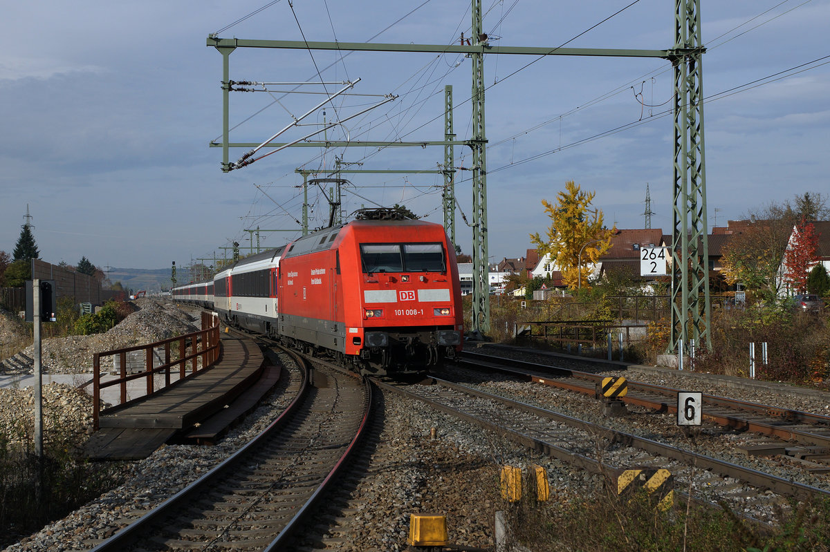 DB/SBB: BR 101 mit Wagen der SBB am Haken als IC Hamburg-Basel bei Haltingen am 20. Oktober 2016.
Foto: Walter Ruetsch
