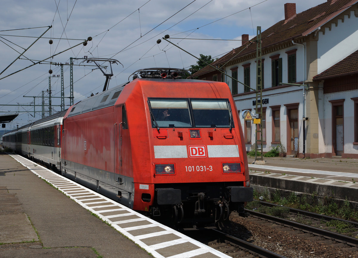 DB/SBB: Die DB BR 101 031-3 mit Personenwagen der SBB anlässlich der Bahnhofsdurchfahrt Haltingen am 15. Juli 2016.
Foto: Walter Ruetsch