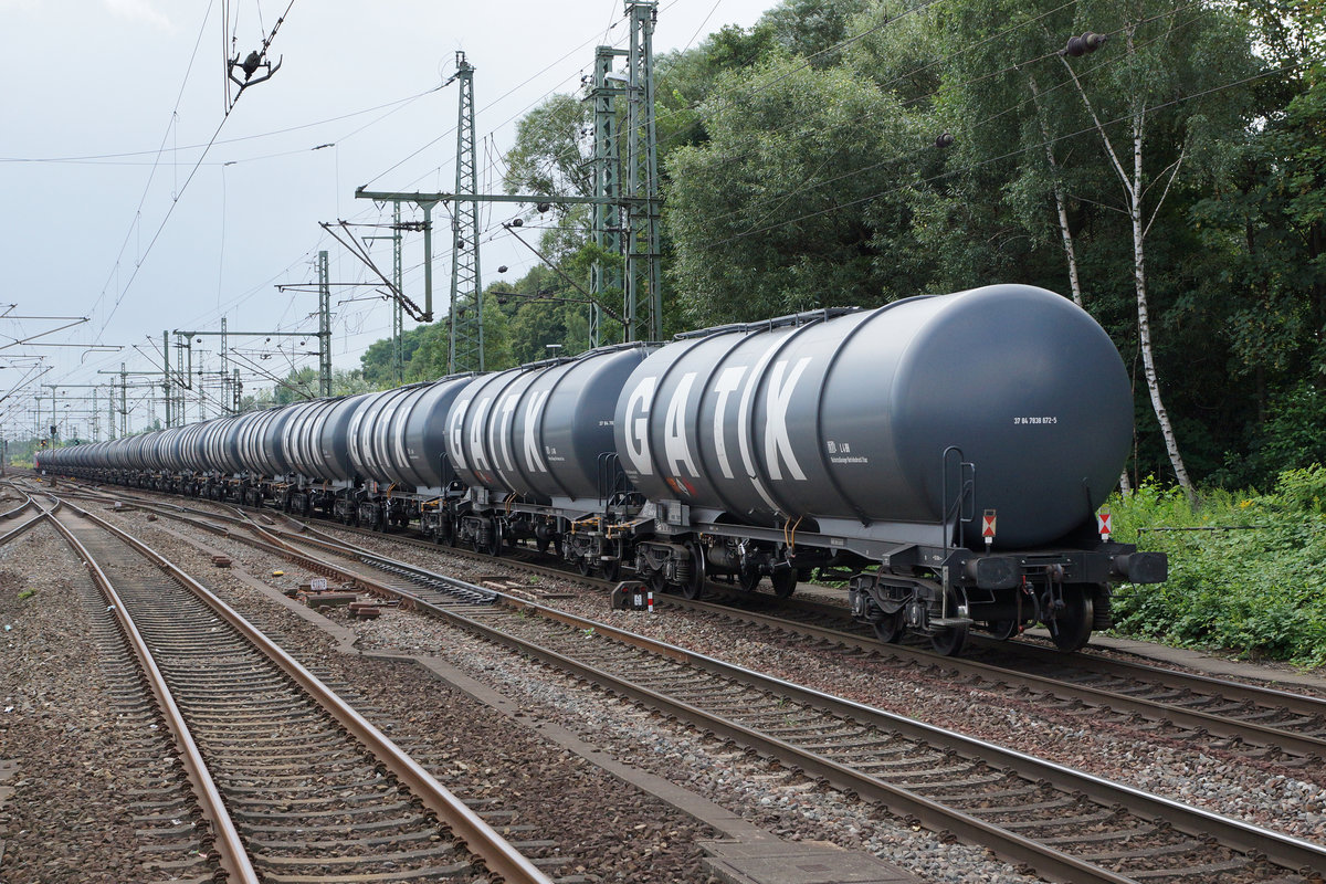 DB/SBB: Zwei Ansichten eines langen Kesselwagenzuges mit der Re 482 030-4 von SBB CARGO INTERNATIONAL (leider nicht sichtbar wegen der Zugslänge), anlässlich der Bahnhofsdurchfahrt Hamburg-Harburg am 9. August 2016.
Foto: Walter Ruetsch