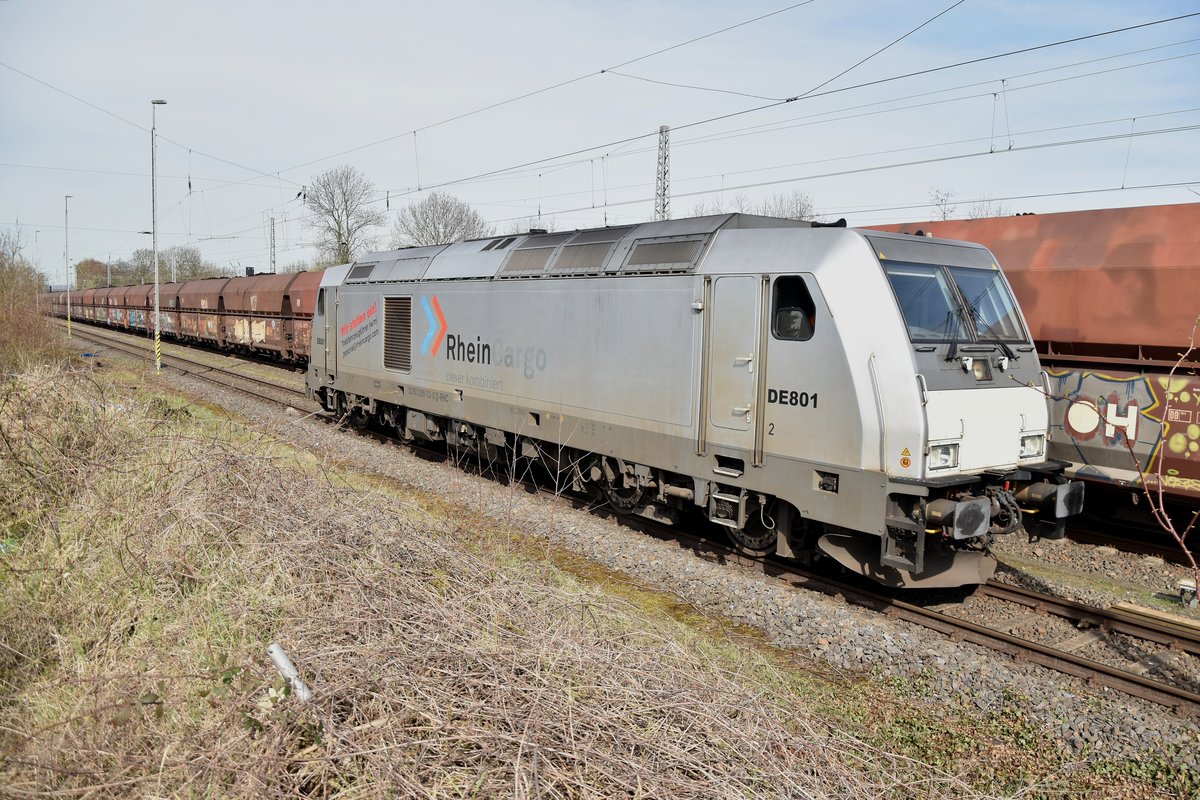 DE 801 von Rheincargo hatte einen Braunkohlenzug aus Niederaußem abgeholt und rangiert nun an das andere Zugende um dann gen Koln Rommerskirchen zu verlassen. 7.4.2018