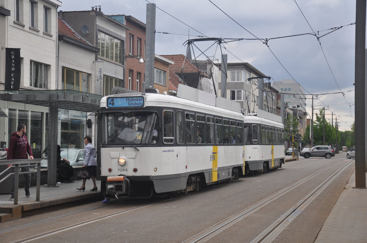 De Lijn Antwerpen PCC7094 auf Linie 4 Richtung Hoboken, aufgenommen 13.05.2017 am Haltestelle Abdijstraat