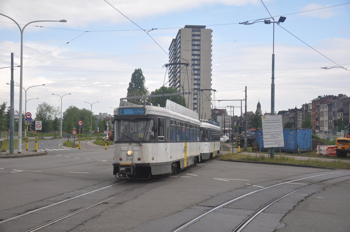 De Lijn Antwerpen PCC7149 auf Linie 4 Richtung Hoboken, aufgenommen 13.05.2017 am Haltestelle Station Antwerpen-Zuid, sichtbar ist der Arbeitsstelle für die zukünftige Endstation der Buslinien 290 und 500