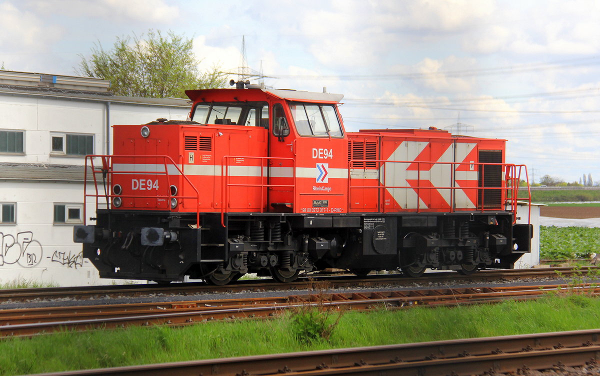 DE94 von Rheincargo steht abgestellt im Güterbahnhof von Nievenheim. 
Aufgenommen in Nievenheim.
Bei schönem Frühlingswetter am Nachmittag vom 15.4.2018.