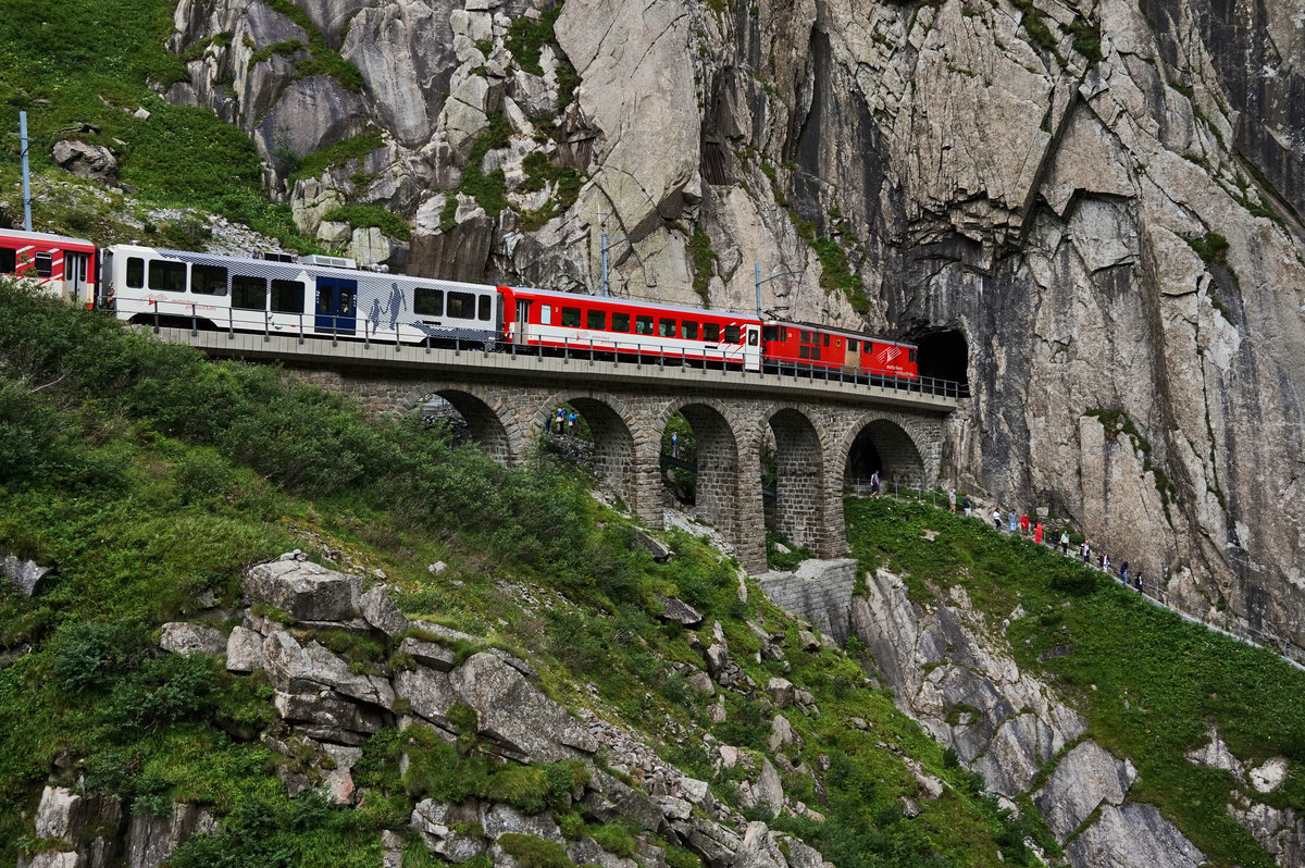 Deh 4/4 55 fährt mit dem R 620 (Andermatt - Göschenen), durch die Schöllenenschlucht, nahe Andermatt und wird gleich darauf im Jostbach-Tunnel verschwinden.
Aufgenommen am 21.7.2016.