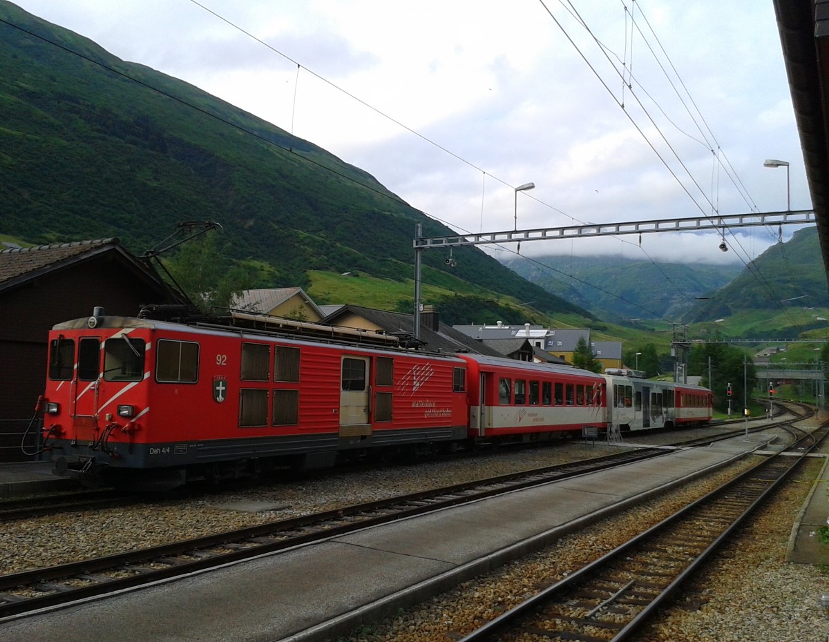 Deh 4/4 92 mit R 510 (Brig Bahnhofplatz - Andermatt) am 23.7.2015 beim Halt im Bahnhof Realp.