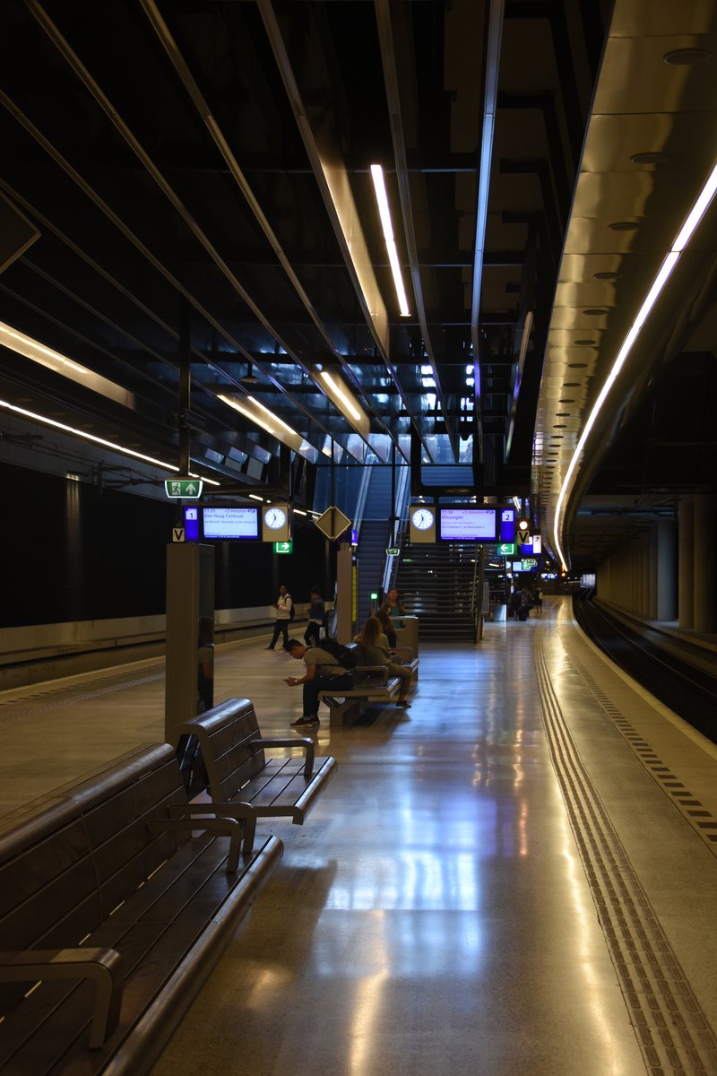 DELFT (Provinz Zuid-Holland), 06.08.2017, Blick auf den Bahnsteig des neuen Bahnhofs in Richtung Süden (Rotterdam)