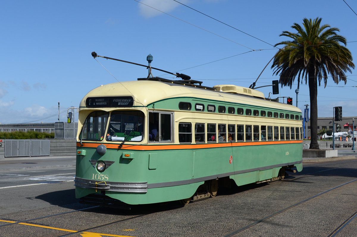 Dem Embarcadero in Richtung Fishermans Wharf fahrend habe ich den PCC Wagen mit der Ordnungsnummer 1058 welcher als Hommage an das  stillgelegte Straßenbahnnetz in Chicago gestaltet wurde am 27 April. 2016 unweit des James R. Herman Cruise Terminals fotografiert.