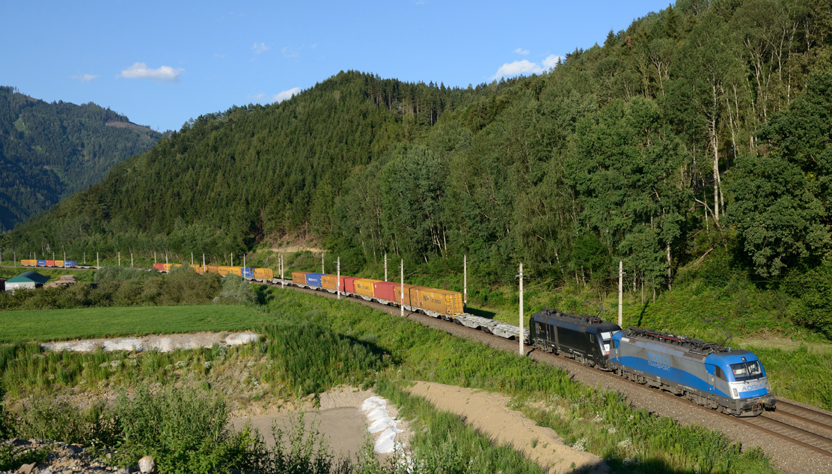 Dem LTE-Zug 42188 waren am 20.07. 2016 die 1216 922 sowie die 182 561 vorgespannt, fotografiert bei Niklasdorf. 