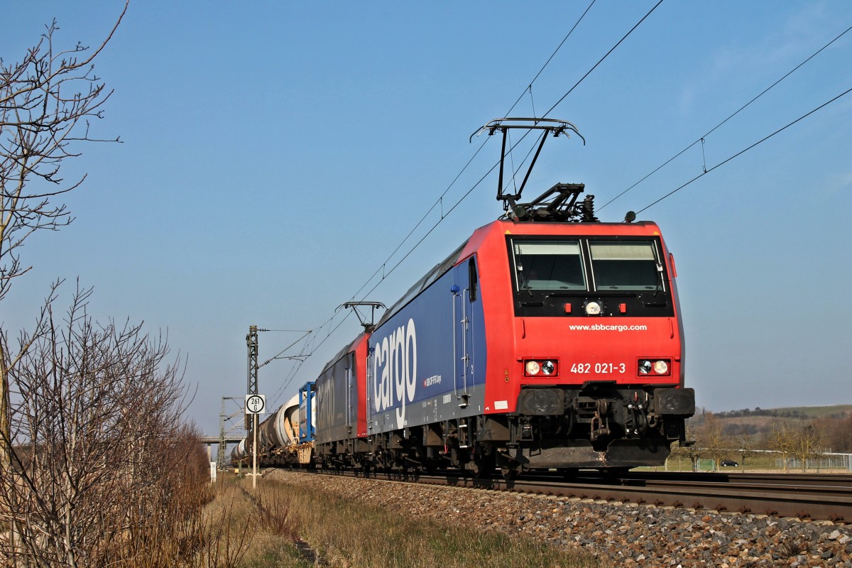 Den BASF-Zug aus Ludwigshafen BASF nach Muttenz der SBB Cargo International bespannten am 08.03.2014 die Re 482 021-3 mit Re 482 006-4 auf dem gesamten Laufweg. Hier ist das Gespann beim kleinen Örtchen Hügelheim auf der KBS 703.