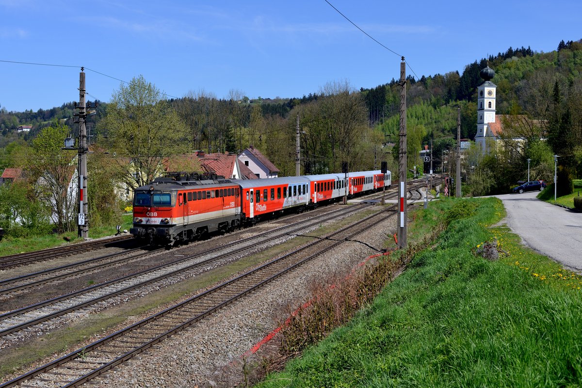 Den Charme vergangener Zeiten kann man aktuell noch in Wernstein erleben, der an der Passauer Bahn gelegene Bahnhof ist seit den 1970-er Jahren von Modernisierungen verschont geblieben. Damit ist es aber bald vorbei, bis 2018 wird die Station komplett umgestaltet und Lärmschutzwände werden errichtet. Am 24. April 2017 konnte ich 1142.644 mit dem R 5919 nach Linz HBF bei der östlichen Bahnhofseinfahrt ablichten.