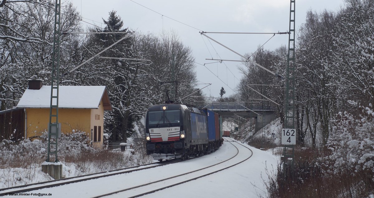 Den ehemaligen Haltepunkt Hof Nord passiert am 27.01.2015 dieser Güterzug mit modernster E-Traktion.  Personenzüge hielten hier noch bis 1972, soweit ich recht erinnere....