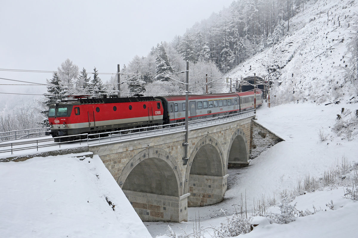 Den fertig neu aufgearbeiteten Kartnerkogel-Viadukt befährt EC-158 mit 1144.216 in tief winterlicher Landschaft am 14.1.18