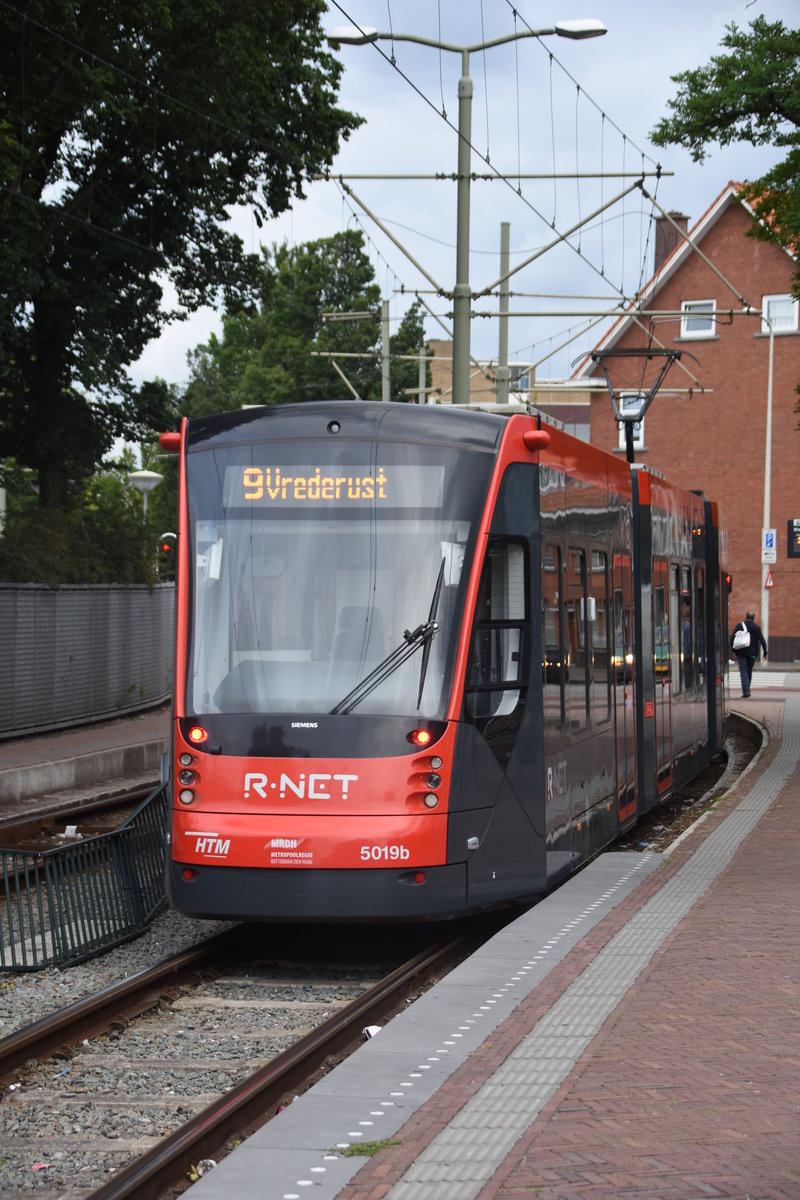 DEN HAAG (Provinz Zuid-Holland), 05.08.2017, Zug 5019 als Linie 9 nach Vrederust bei der Ausfahrt aus der Haltestelle Wouwermanstraat
