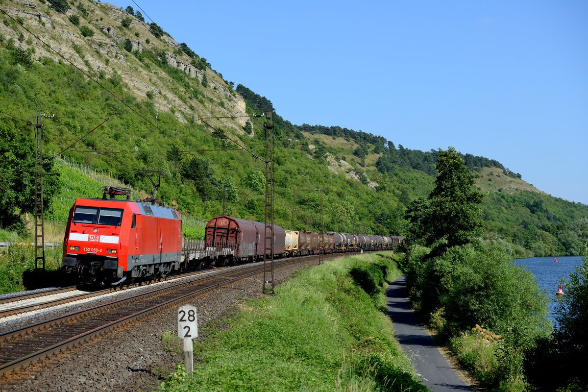 Den samstäglichen EZ 51644 von Nürnberg Rbf nach Seelze Ost hat 152 059 hier am Haken, als sie am 20. Juli 2013 am Main bei Gambach abgelichtet wird.
