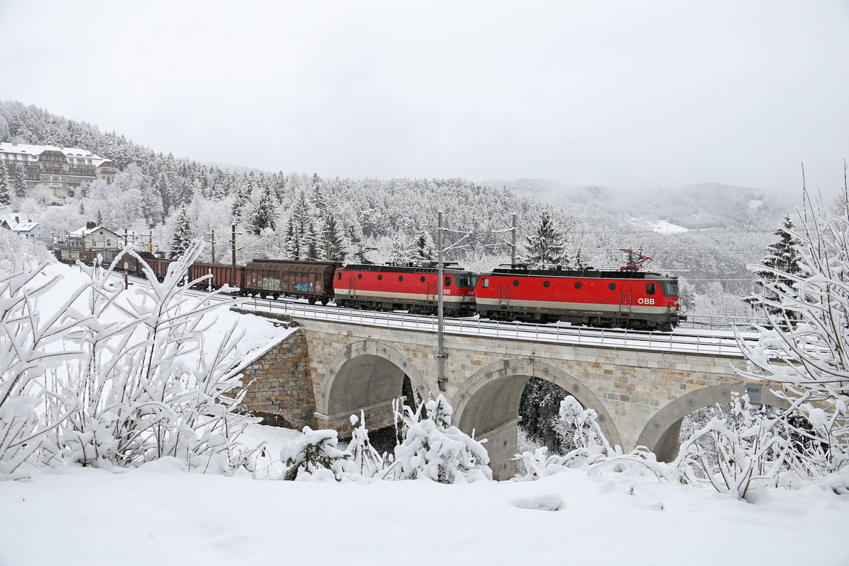 Den tief winterlichen Kartnerkogel-Viadukt befahren 1144.122+246 mit G-54703 am Wolfsbergkogel. 2.2.18