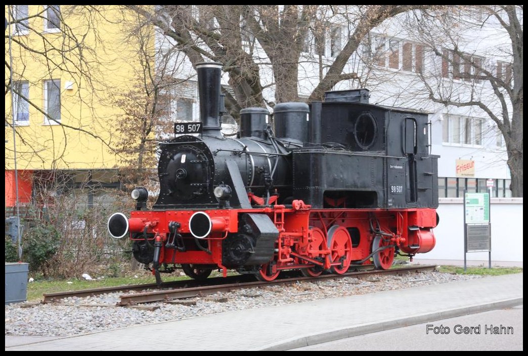 Denkmal Lok 98507 vor dem HBF Ingolstadt am 22.03.2015.