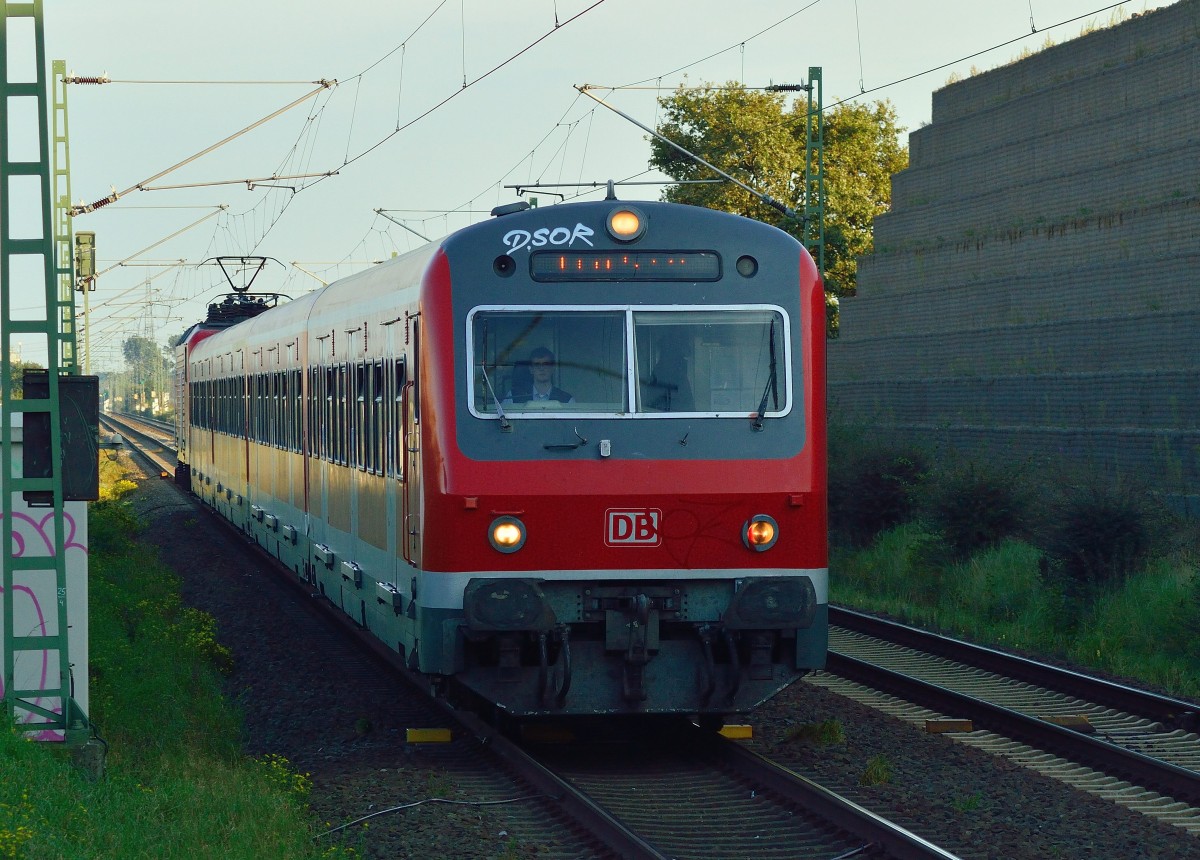 Depot Einfahrt einer S6 die aus Nippes kommend hier am Abend des 17. September 2014 durch Allerheiligen gen Neuss über die Kbs 495 rollt.