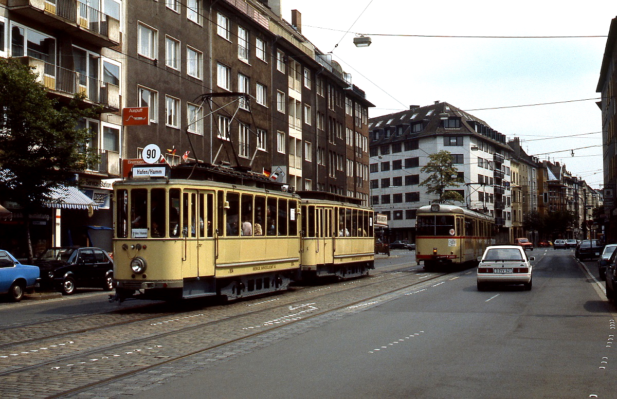Der 1928 gebaute Rheinbahn-Sechsfensterwagen 954 mit dem Beiwagen 858 fährt 1986 auf der Bilker Allee nach Düsseldorf-Hamm