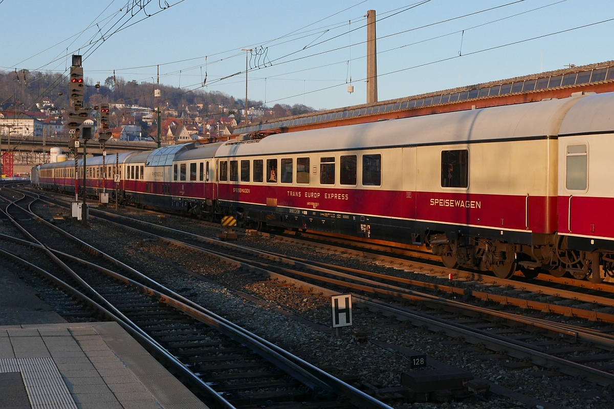Der von 193 827-3 gezogene AKE-RHEINGOLD von Pörtschach nach Dortmund durchfährt am 06.12.2016 den Ulmer Hauptbahnhof.