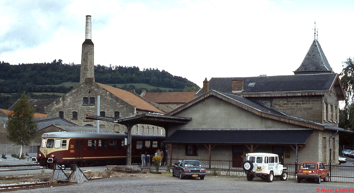 Der 1956 von Westwaggon gebaute Triebwagen 201/211 im Juli 1988 im Bahnhof Diekirch