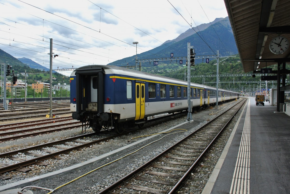 Der 2. Simplonpendel steht tagsber in Brig abgestellt; A EWI NPZ 50 85 18-35 017-0, 4 B EWI und BDt EWI, 15.09.2015.