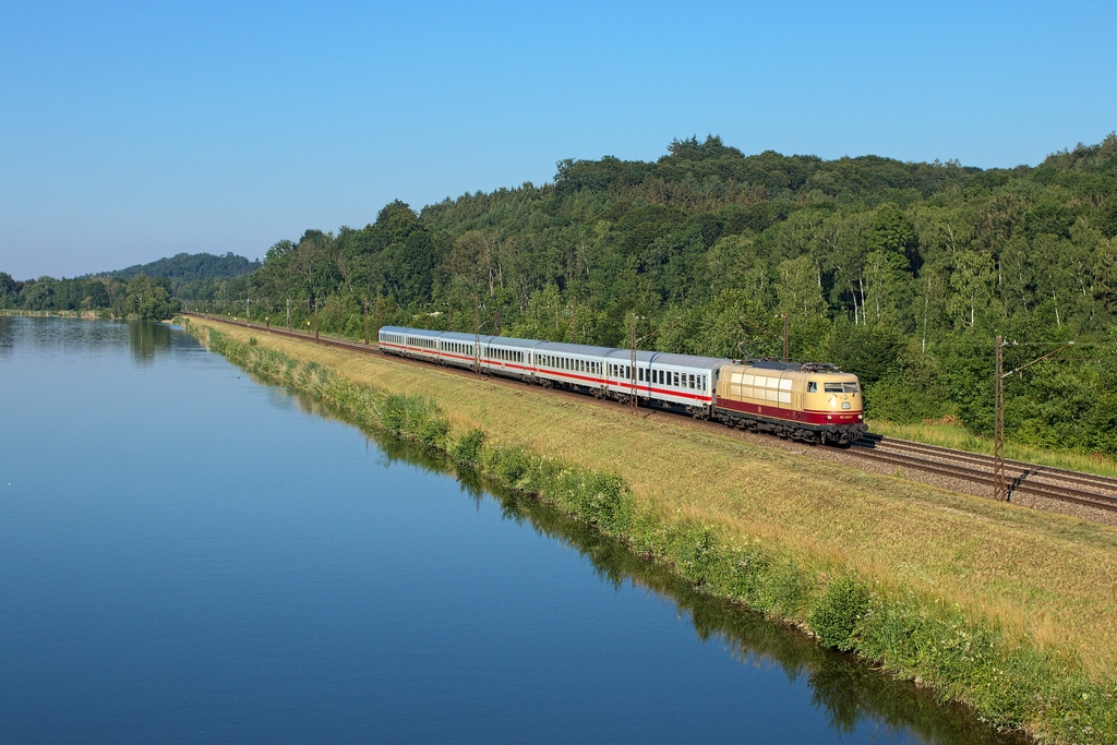 Der 2.7.2015 war eine der wärmsten Tage des Jahres, entsprechend gab es bei der DB viele Verspätungen. Auch der IC 2094 mit 103 245 gehörte dazu, er steuerte Günzburg 31 Minuten später als geplant an