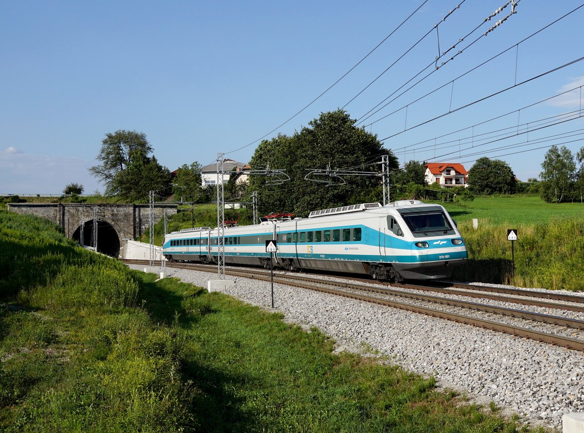 Der 310 001 als IC nach Ljubljana am 08.07.2017 unterwegs bei Črešnjevec.
