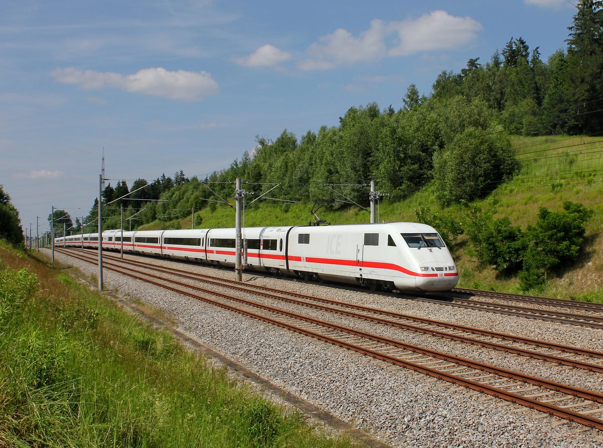 Der 401 562 ICE nach München am 10.06.2016 unterwegs bei Unterweilbach.
