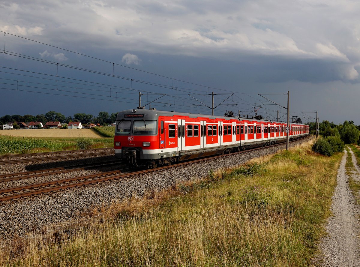 Der 420 956 als S Bahn am 14.07.2018 unterwegs bei Hebertshausen.