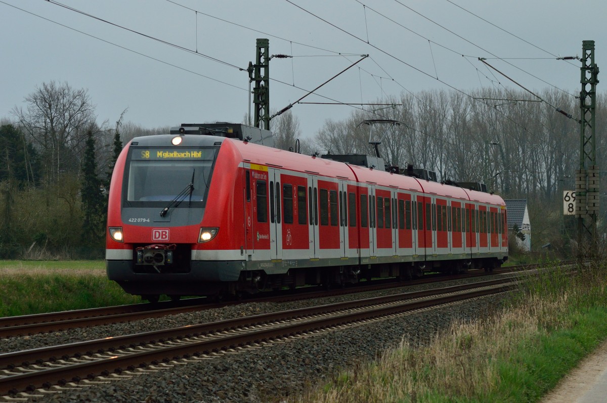 Der 422 079-4  Haltern am See  auf der S8 nach Mönchengladbach bei Korschenbroich  An der Insel  am Abend des 18.3.2014