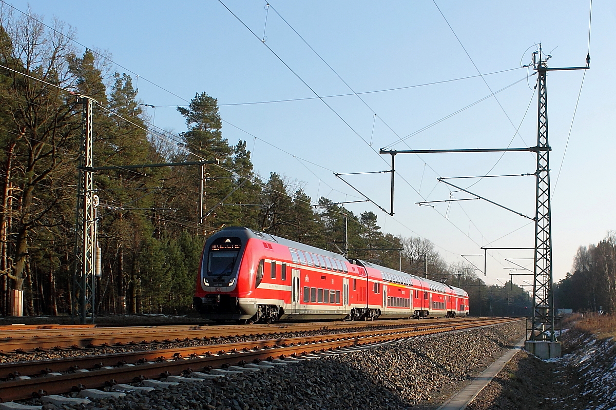 Der 445 009 als RE 4360 von Elsterwerda nach Rostock Hbf auf der RE 5 am 08.02.2018 in Nassenheide.
