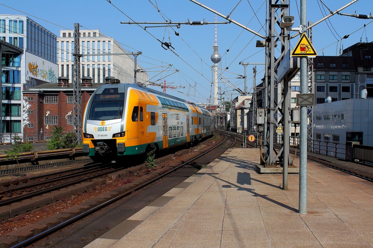 Der 445 100 der ODEG als RE 83973 nach Wittenberge am 09.06.2014 kurz vor der Einfahrt in den Bahnhof Berlin Friedrichstraße.
