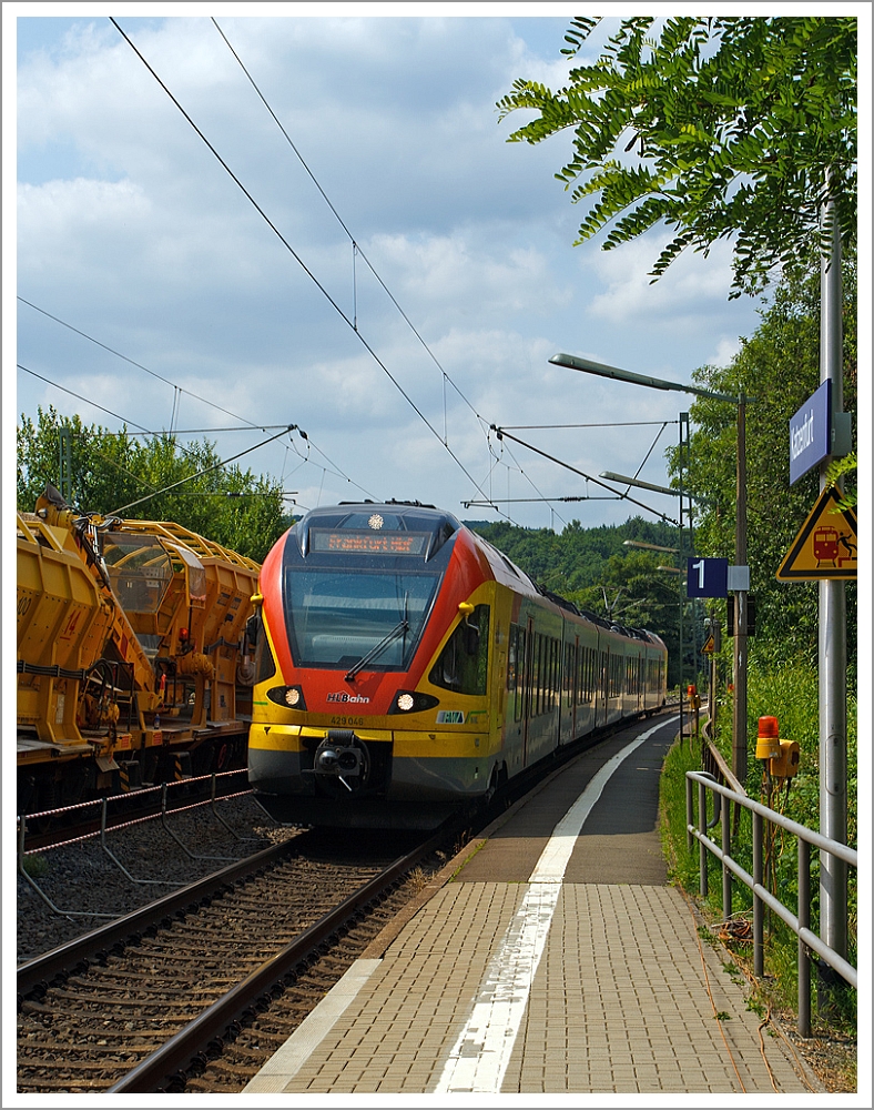 Der 5-teilige Flirt 429 046 / 429 546 der HLB (Hessischen Landesbahn) durchfährt als RE 99 Main-Sieg-Express (Siegen-Gießen-Frankfurt am Main) am 13.07.2013 den Haltepunkt Katzenfurt (Lahn-Dill-Kreis) an der KBS 445 (Dillstrecke).