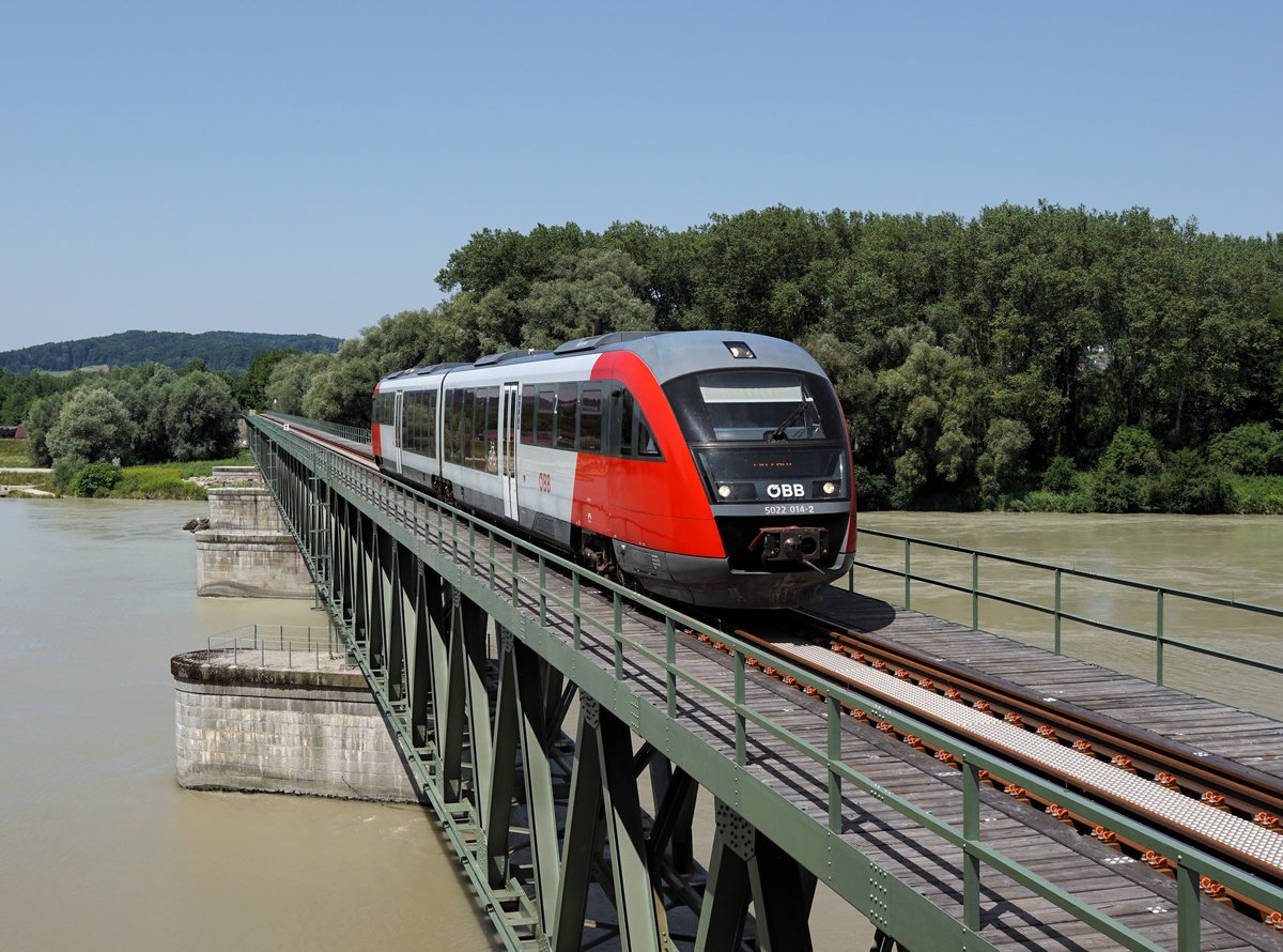 Der 5022 014 als REX nach Linz am 21.07.2017 unterwegs bei Braunau.