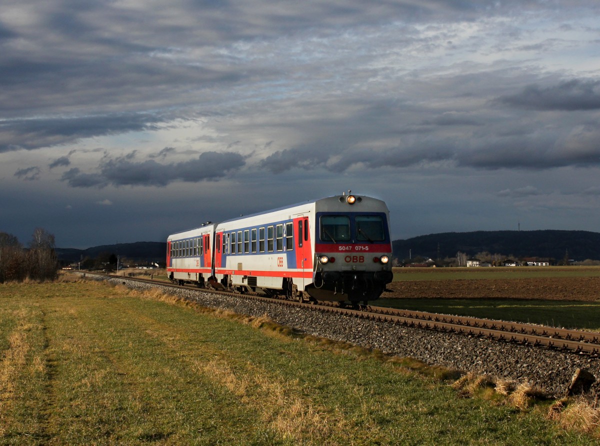 Der 5047 071 und der 5047 070 als R am 07.02.2014 unterwegs bei Oberseibersdorf.