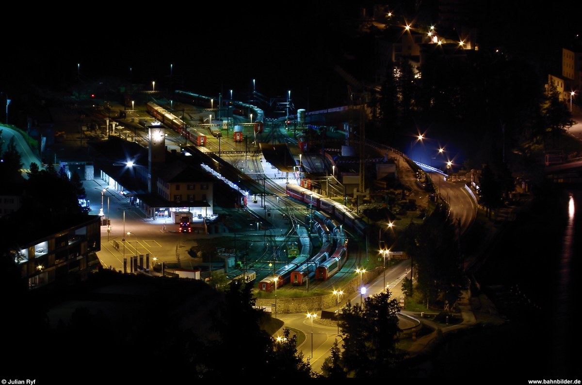 Der 6. Juli 2014 bot im Engadin eine fast sternenklare Nacht, weshalb ich auf die Alp Giop marschierte um Sterne zu Fotografieren. Quasi nebenbei entstand von dort aus morgens um 3 auch dieses Bild vom nchtlichen Bahnhof St. Moritz. Es entschdigte mich fr die leider etwas weniger gelungenen Sternenbilder.