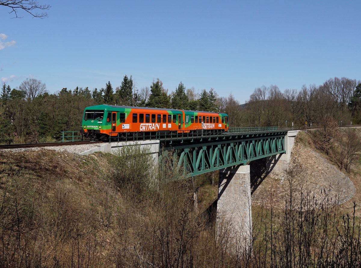 Der 628 283 als Os nach Nové Údolí am 14.04.2018 unterwegs bei Holubov.