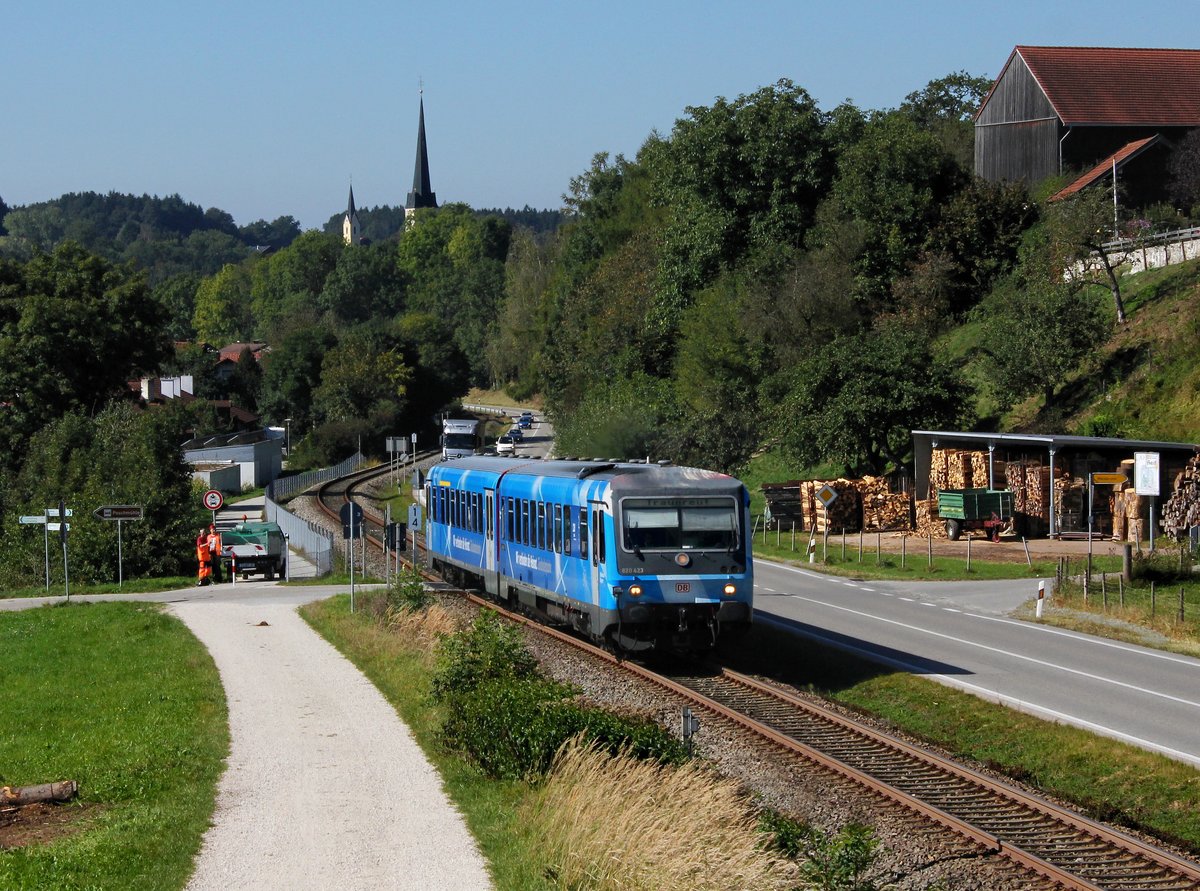 Der 628 423 als RB nach Traunreut am 29.09.2016 unterwegs bei Weisbrunn.