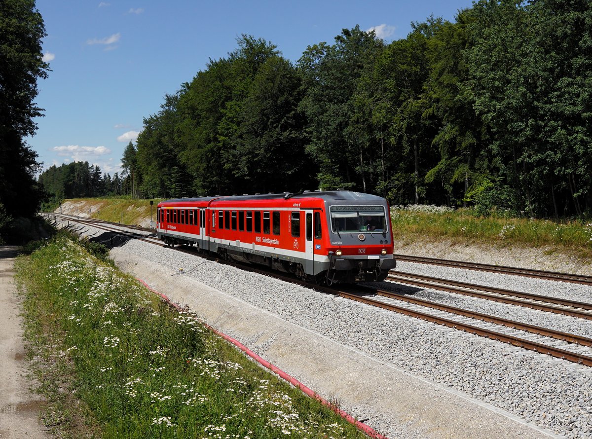 Der 628 560 als RB nach Burghausen am 30.06.2017 bei der Einfahrt in Tüßling.