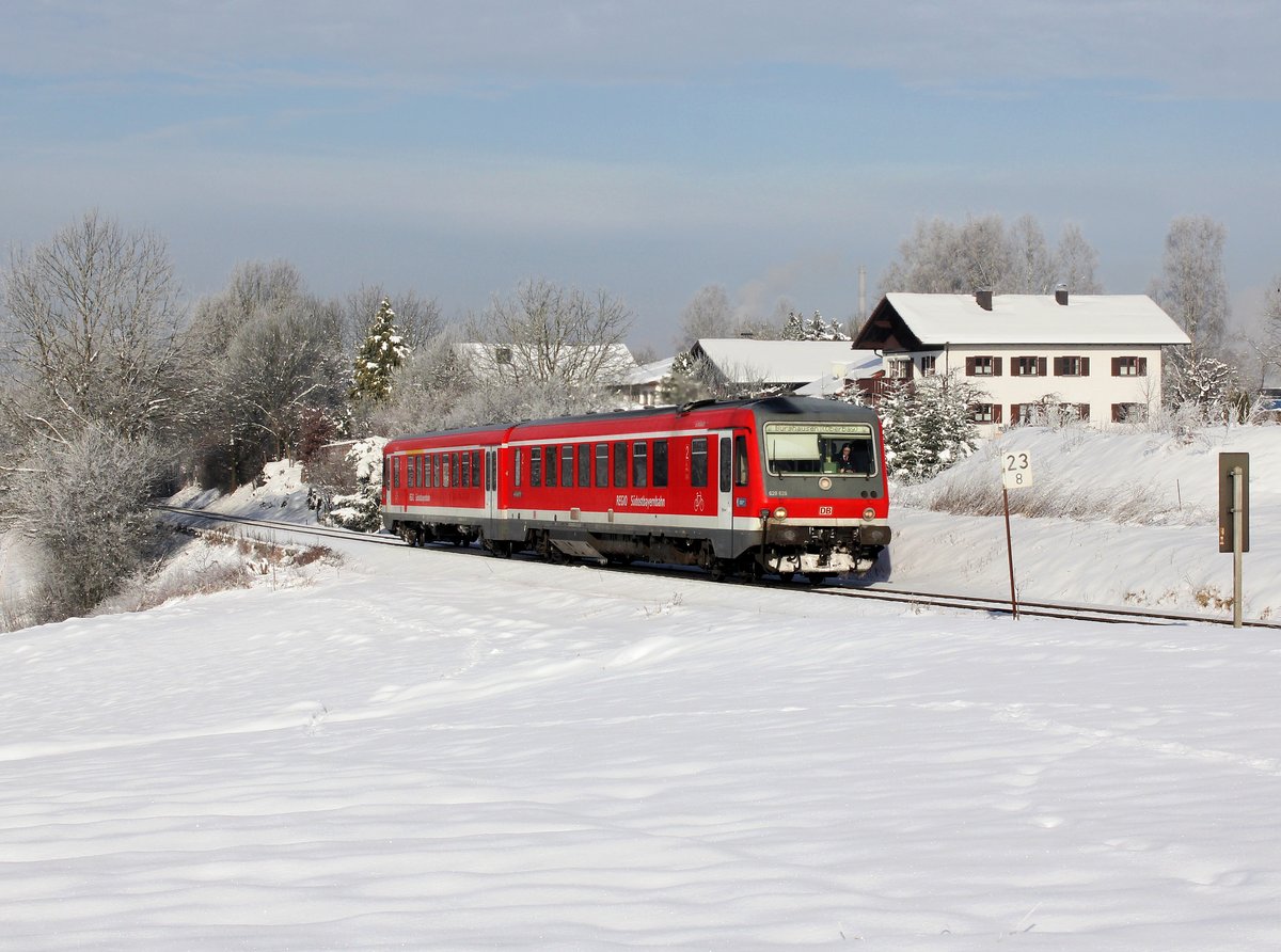 Der 628 628 als RB nach Burghausen am 02.01.2015 unterwegs bei Pirach.