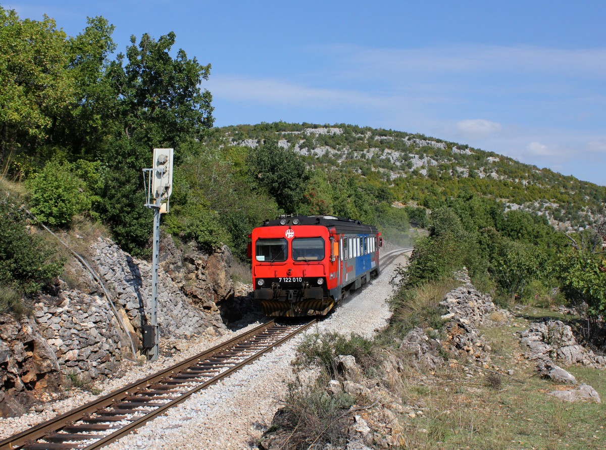Der 7122 010 als Pu nach Šibenik am 02.10.2015 unterwegs bei Cera.