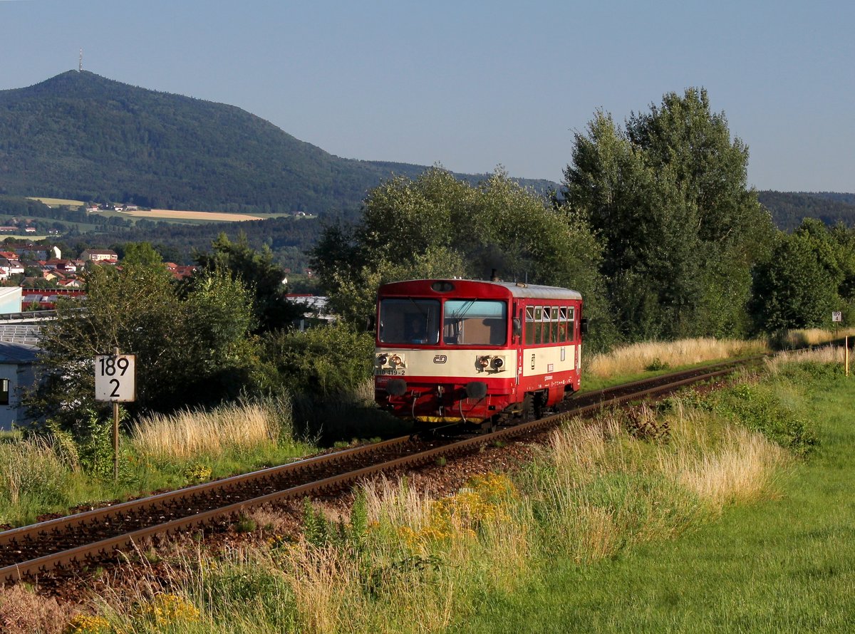 Der 810 419 als Os nach Domažlice am 10.07.2015 unterwegs bei Furth im Wald.