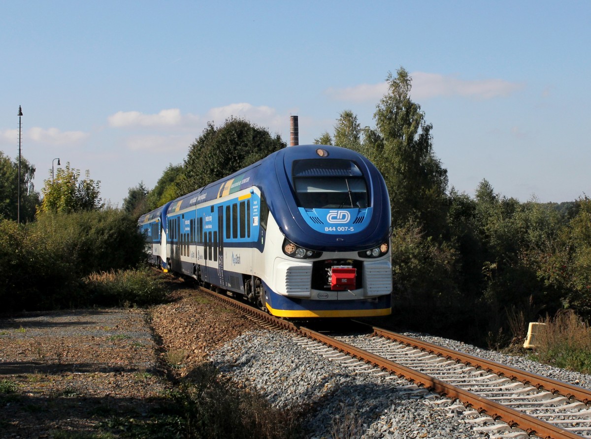 Der 844 007 als Os nach Pilsen am 07.10.2013 bei der Ausfahrt aus Domalice.